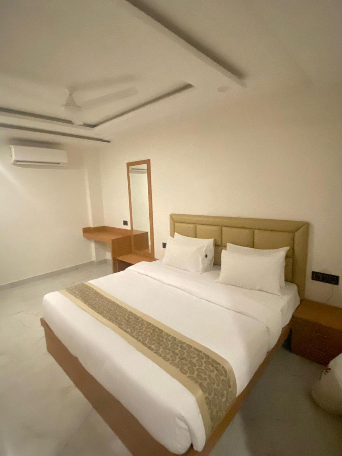 Madina Hotel Prayagraj Extérieur photo