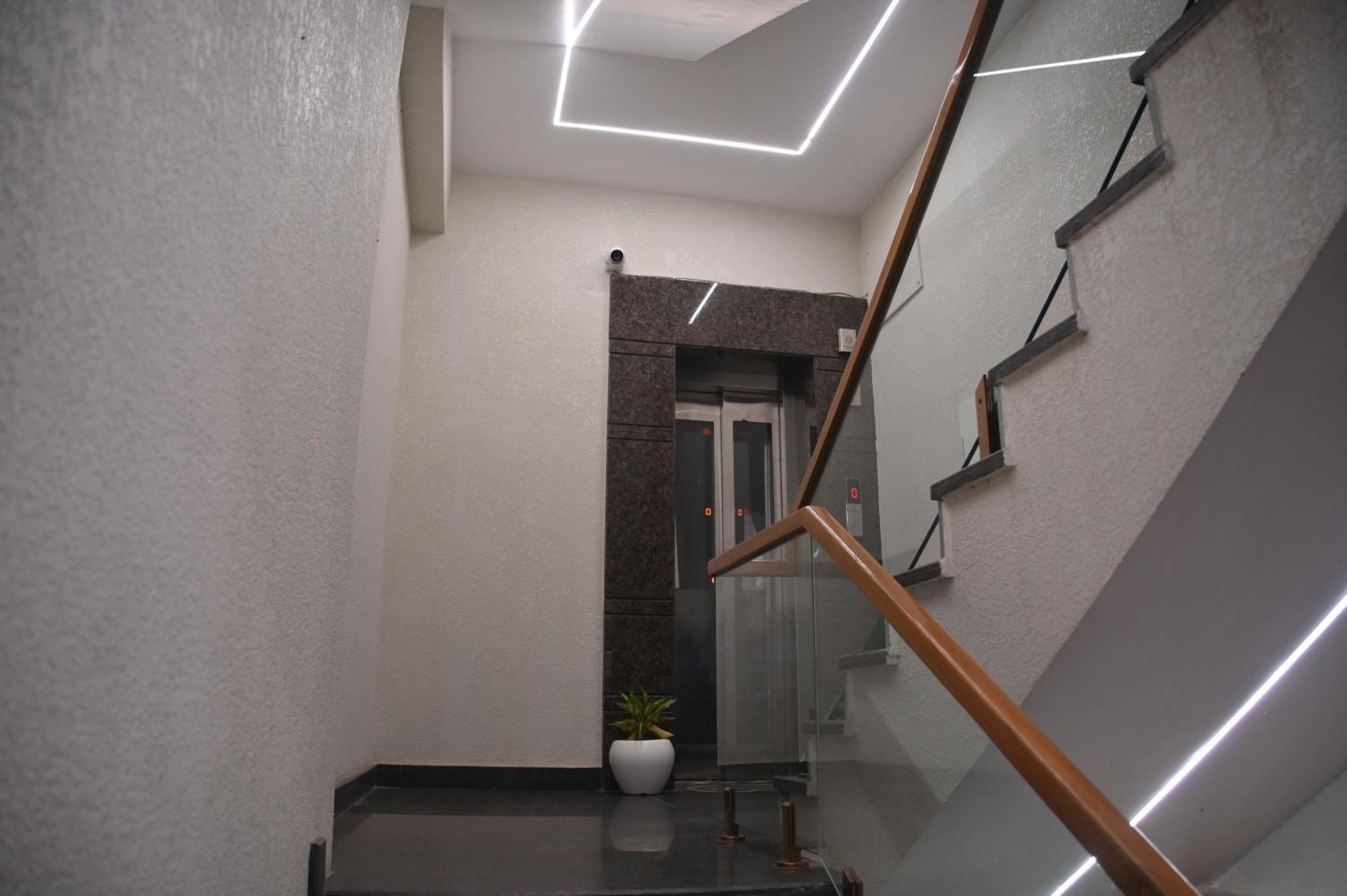 Madina Hotel Prayagraj Extérieur photo