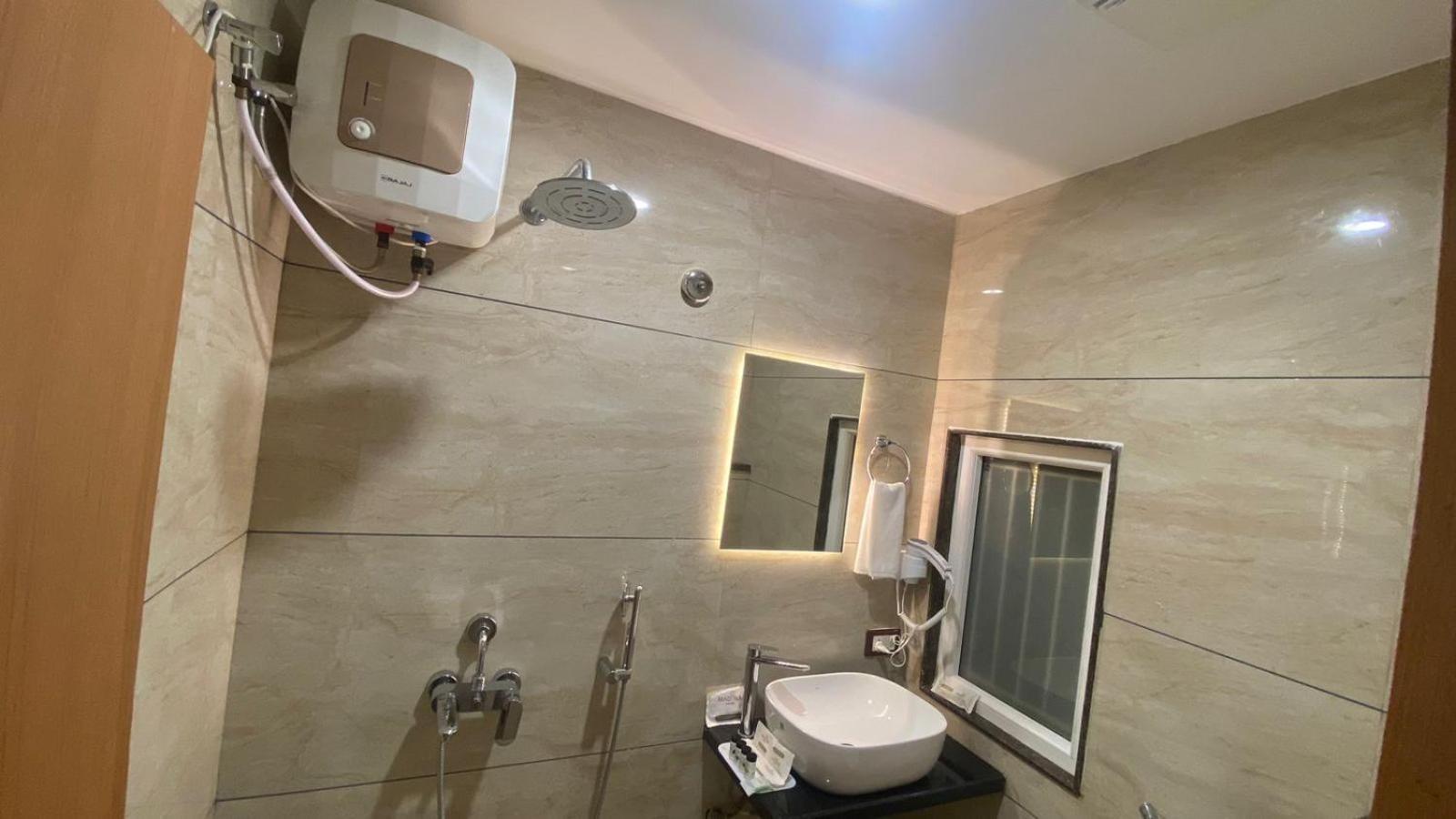 Madina Hotel Prayagraj Extérieur photo