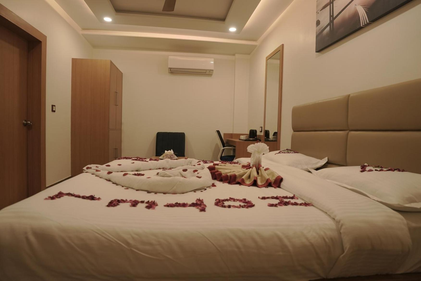 Madina Hotel Prayagraj Extérieur photo
